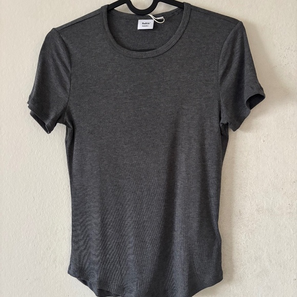 Aritzia Sunday Best BestHug Little Ribbed Hip T-Shirt grey size small  NWOT - Picture 1 of 7